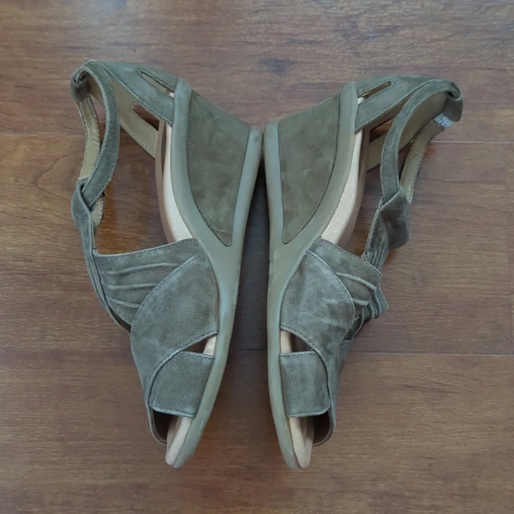 Earth Retro taupe suede wedge sandals wide